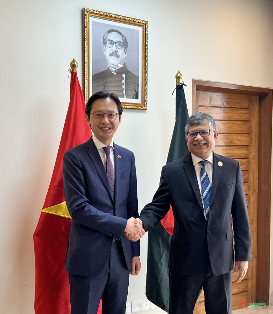 Deputy Foreign Minister Do Hung Viet (L) and State Minister for Foreign Affairs of the People's Republic of Bangladesh Shariar Alam (Image source: The Vietnam Ministry of Foreign Affairs)