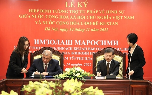 Prosecutor General of the Supreme People's Procuracy of Vietnam Le Minh Tri (R) and Prosecutor General of Uzbekistan Yuldoshev N.T signed the treaty on mutual legal assistance in criminal matters in November 2022 (Photo: VNA)