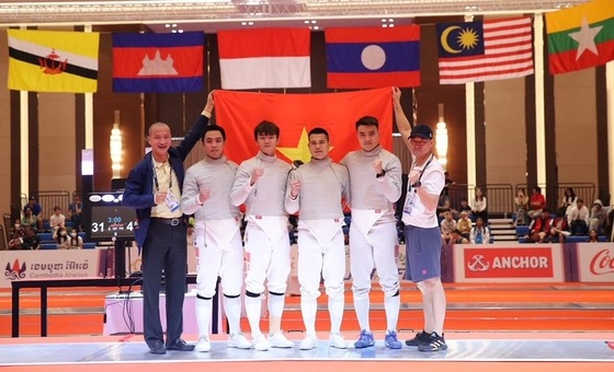 Vietnamese fencers wins a gold medal in the men’s sabre team event (Photo: Dung Phuong/SGGP)