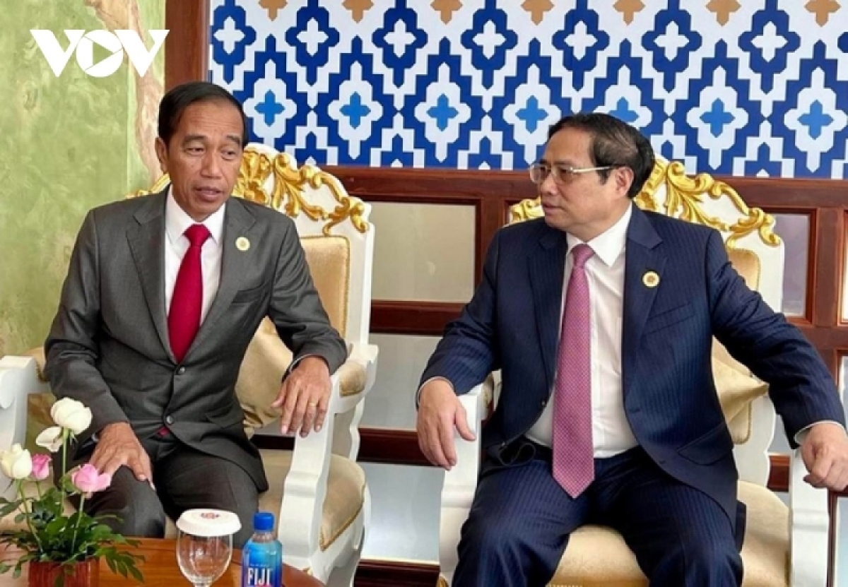 Prime Minister Pham Minh Chinh meets Indonesian President Joko Widodo on the sidelines of the 40th and 41st ASEAN Summits in Phnom Penh, Cambodia (November 11, 2022).