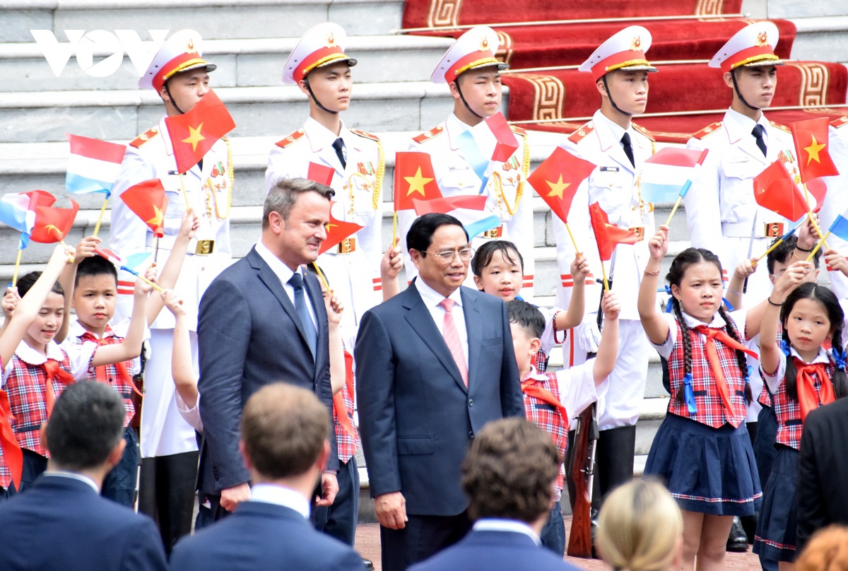 Prime Minister Xavier Bettel arrives in Hanoi on May 3, beginning an official visit to Vietnam at the invitation of Vietnamese Prime Minister Pham Minh Chinh.