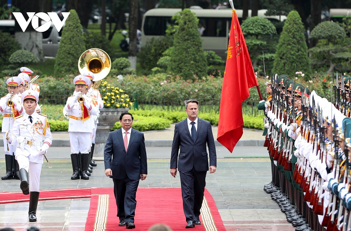 This is the first ever visit to Vietnam by a Luxembourg PM over the past 20 years. In the photo, the two PMs review the guard of honour at the welcoming ceremony in Hanoi.