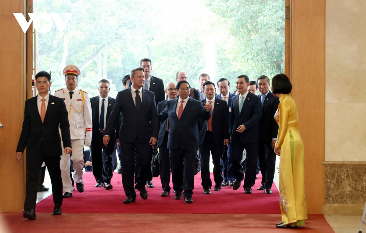 After the welcoming ceremony, the two PM hold talks and witness the signing of a number of cooperation documents between the two countries’ ministries and sectors.