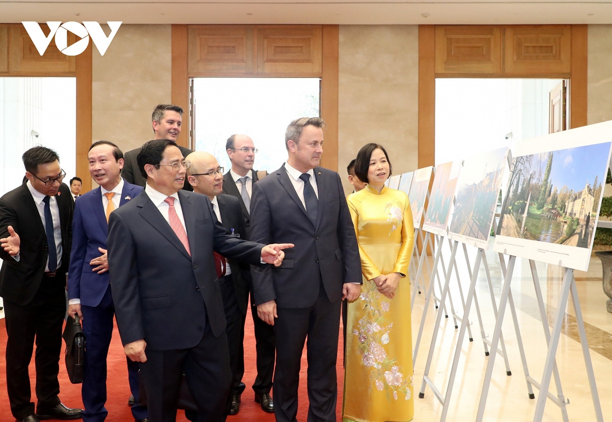 Vietnam and Luxembourg established diplomatic relations on November 15, 1973, and over the past five decades, bilateral relations have developed positively. In the photo, the two PMs review pictures highlighting the traditional friendship between Vietnam and Luxembourg.