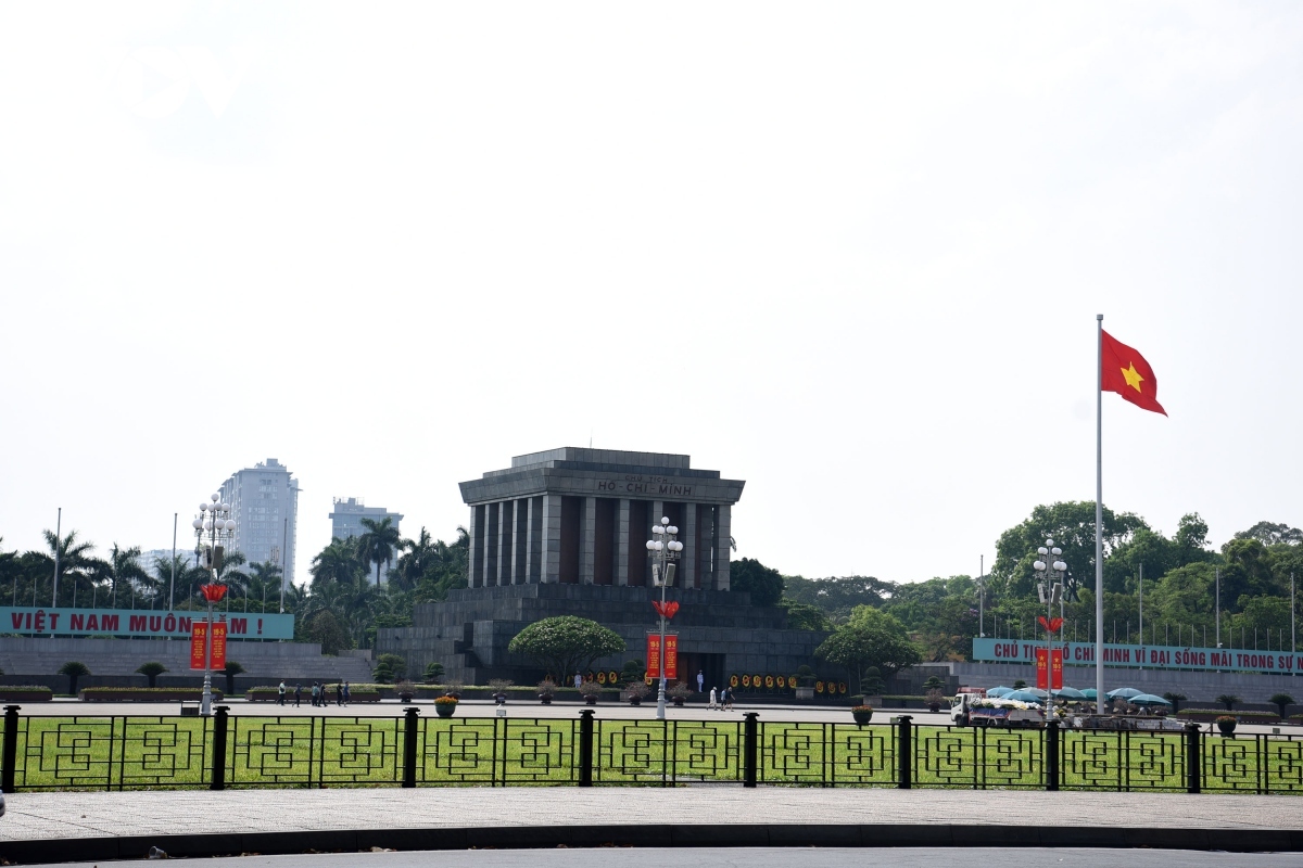 As the country’s capital, Hanoi has put up an array of national flags, banners, and posters aimed at celebrating President Ho Chi Minh’s 133rd birthday.