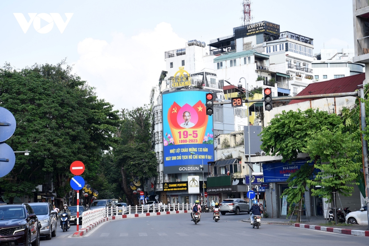 A large poster featuring an image of President Ho Chi Minh is hung at the crossroads of Cua Nam and Trang Thi.