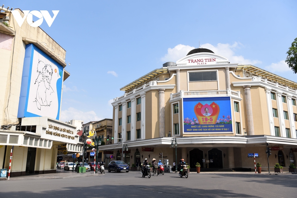 The scene at the crossroads of Hang Bai and Trang Tien in Hoan Kiem district