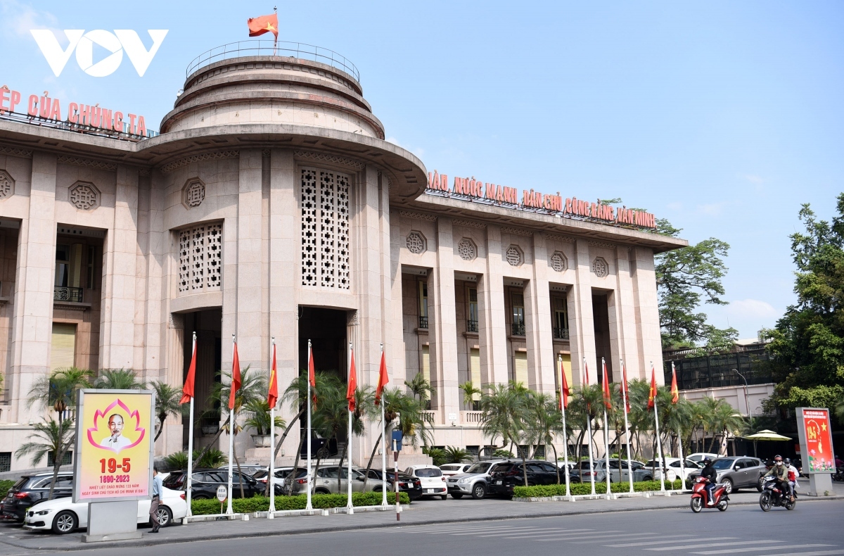 Decorations are put up in front of the headquarters of the State Bank of Vietnam on the occasion of President Ho Chi Minh’s 133rd birthday.