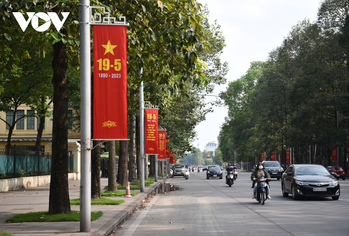 Many main streets across Hanoi such as Chu Van An, Dien Bien Phu, and Hung Vuong are full of decorations to mark President Ho Chi Minh’s 133rd birthday.