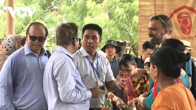 The Indian famtrip delegation is impressed by the traditional weaving of the Cham people in Ninh Thuan.