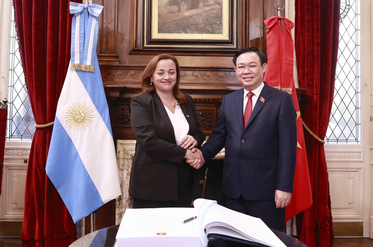 President of the Argentine Chamber of Deputies Cecilia Moreau (L) welcomes Chairman of the National Assembly of Vietnam Vuong Dinh Hue ahead of their talks in Buenos Aires on April 24.