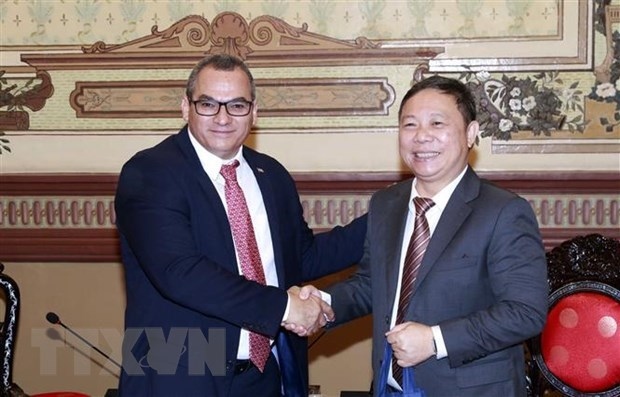 Vice Chairman of the municipal People’s Committee Duong Anh Duc (R) and Cuban Deputy Minister of Agriculture Maury Hechavarria Bermhudez.