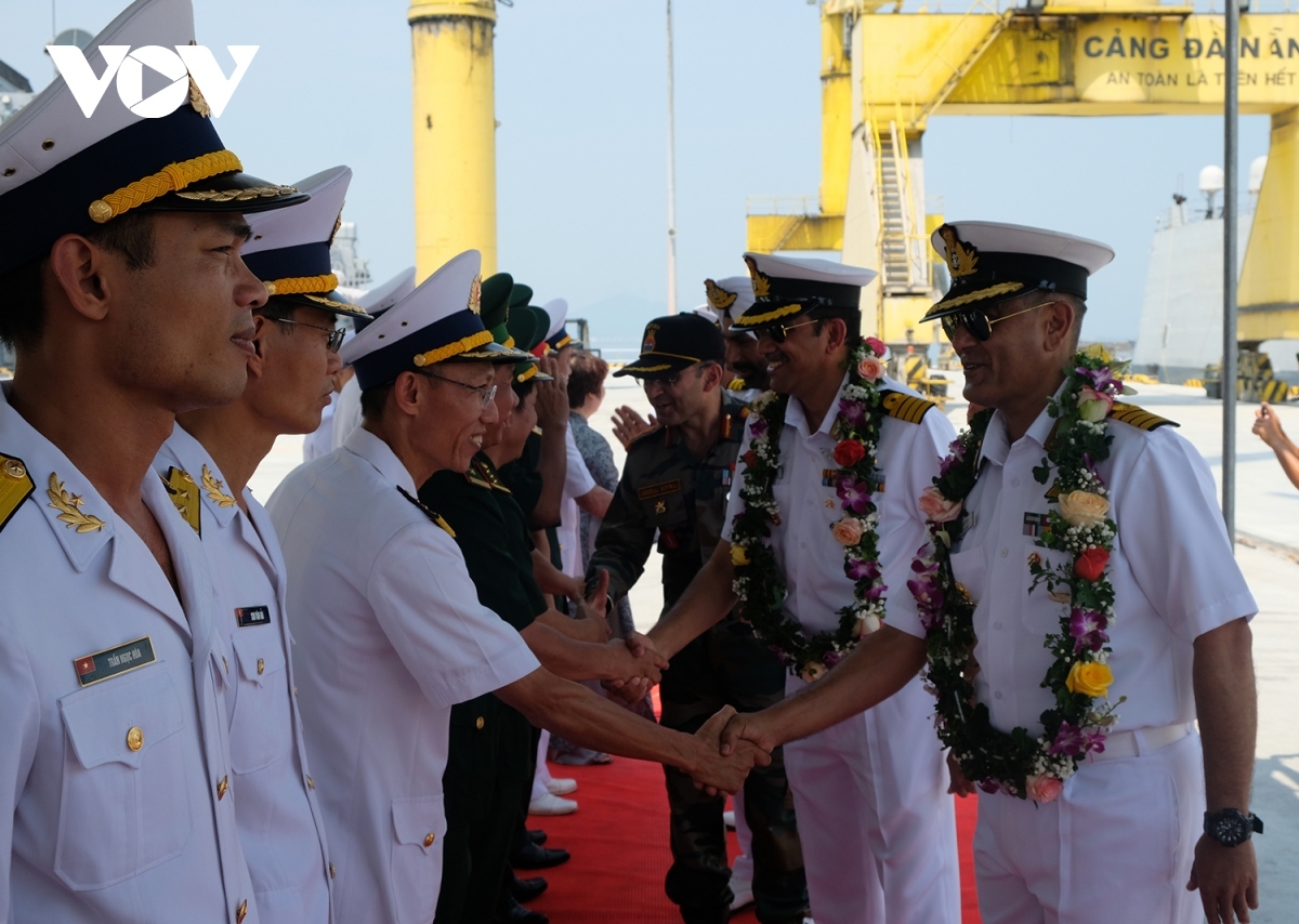 The High Command of the Navy Zone 3 receives Indian naval soldiers at Tien Sa Port in Da Nang.