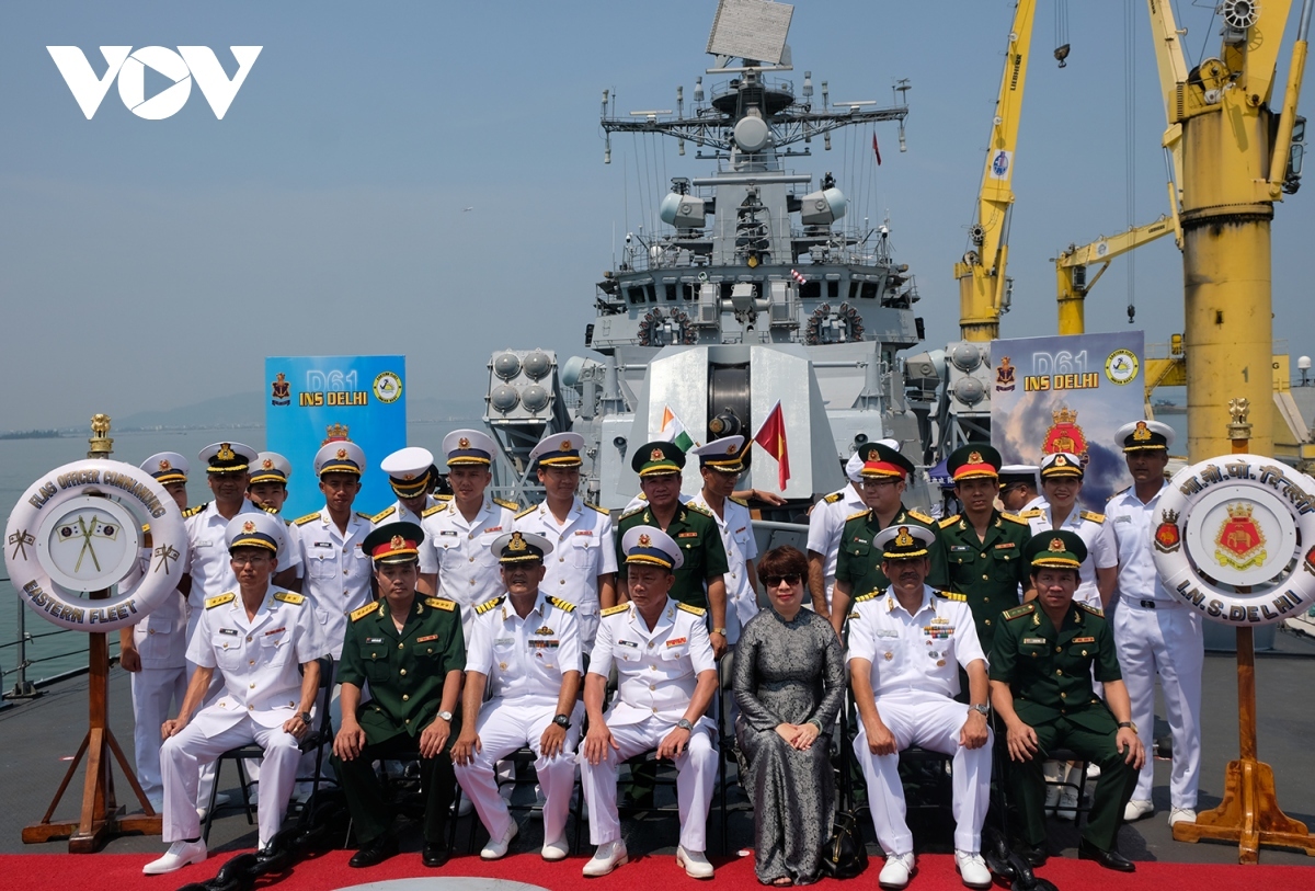 During the course of their stay Indian officers and crew members will pay courtesy visits to leaders of Da Nang, as well as the High Command of the Navy Zone 3.