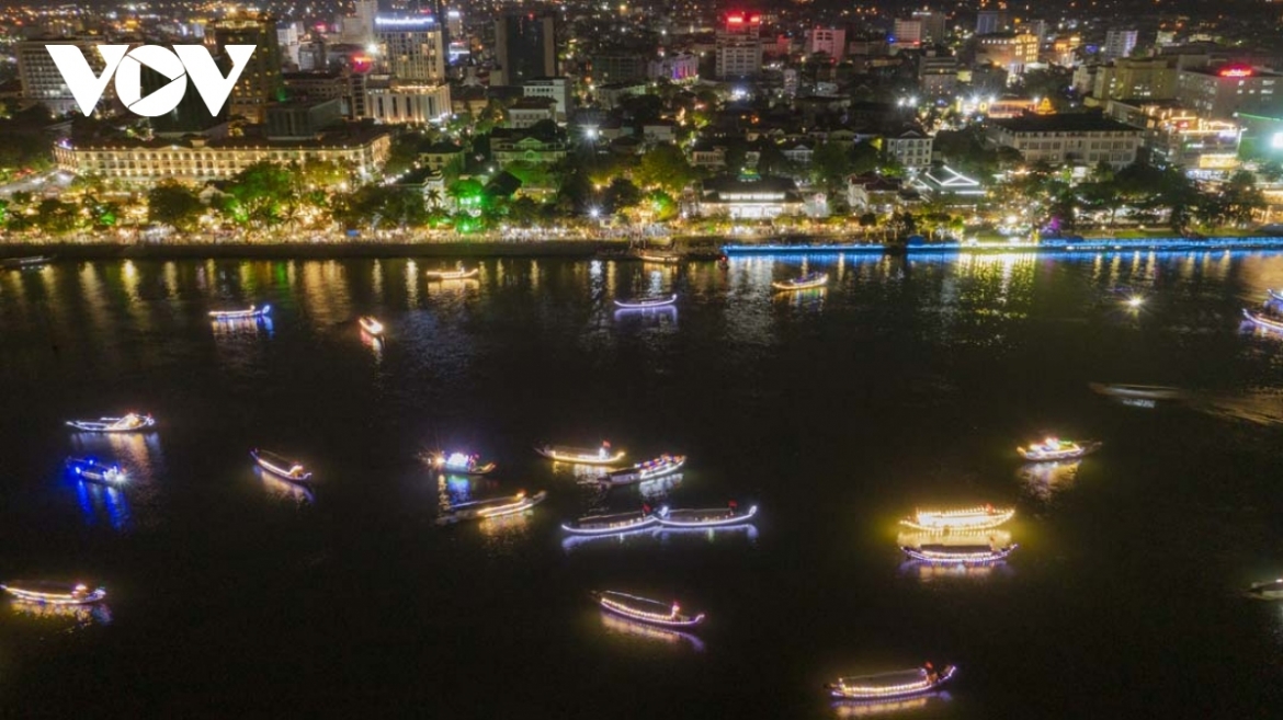 The event also features 36 beautiful flower boats that travel past Truong Tien and Phu Xuan bridges.