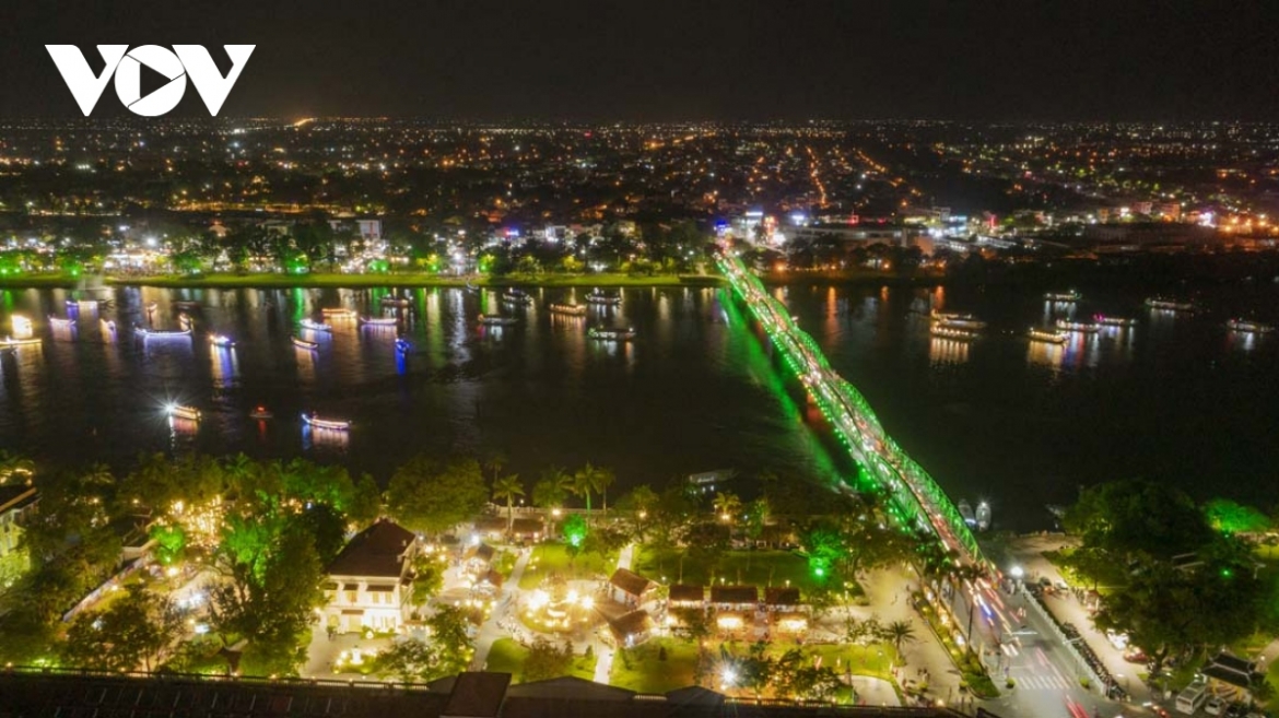 It introduces a number of beautiful songs about the iconic Perfume River to both local and foreign visitors.