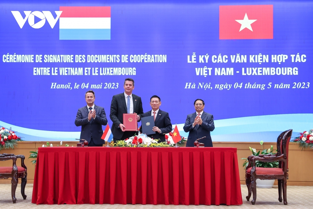 Vietnamese Prime Minister Pham Minh Chinh and his Luxembourg counterpart Xavier Bettel witness the signing of a cooperation agreement on the establishent of a strategic partnership on green finance between the two countries' Ministries of Finance.