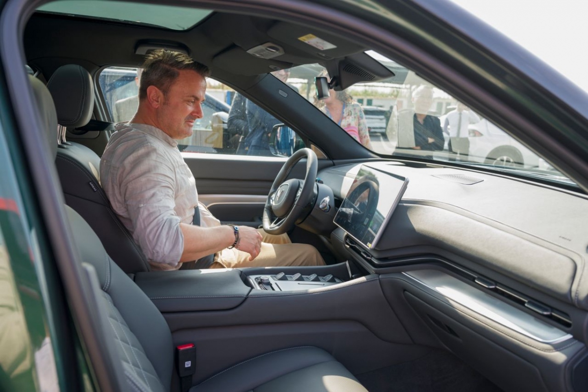 PM Xavier Bettel test-drives an electric car in Hai Phong City on May 3 afternoon. (Photo: Luxembourg Government website)