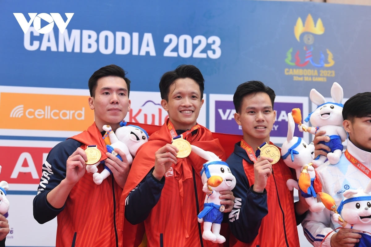 Le Hong Phuc, Pham Minh Duc, and Giang Viet Anh also snatched gold in the men's team kata category