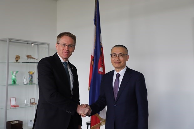 Ambassador to Germany Vu Quang Minh meets with Schleswig Holstein State Premier Daniel Günther. (Photo: VNA)