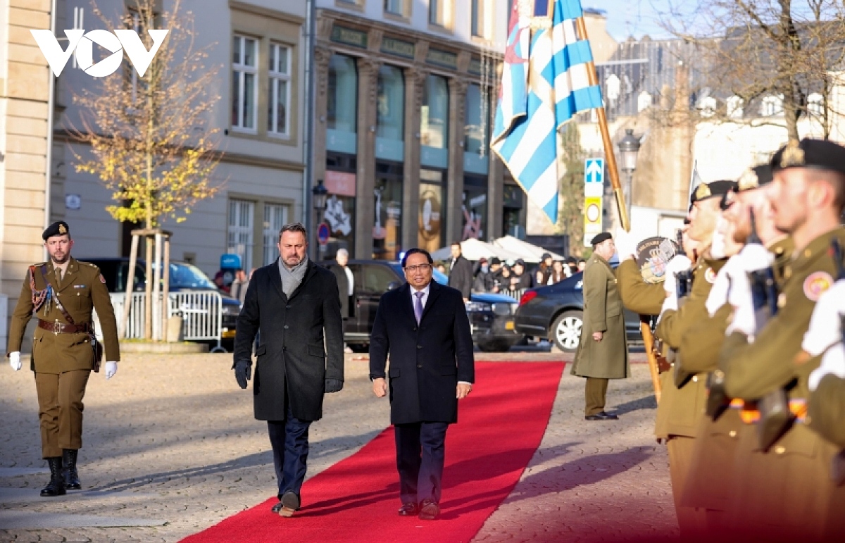 Luxembourg Prime Minister Xavier Bettel welcomes his Vietnamese counterpart Pham Minh CHinh during the latter's visit in December 2022.