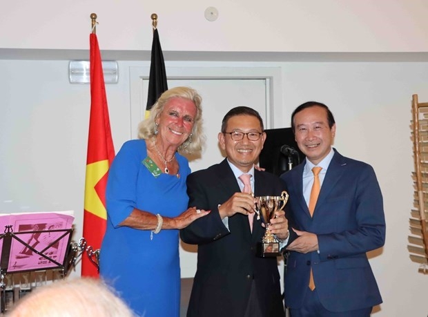 Vietnamese Ambassador to Belgium Nguyen Van Thao and Chris Geykens present Cup to golfer