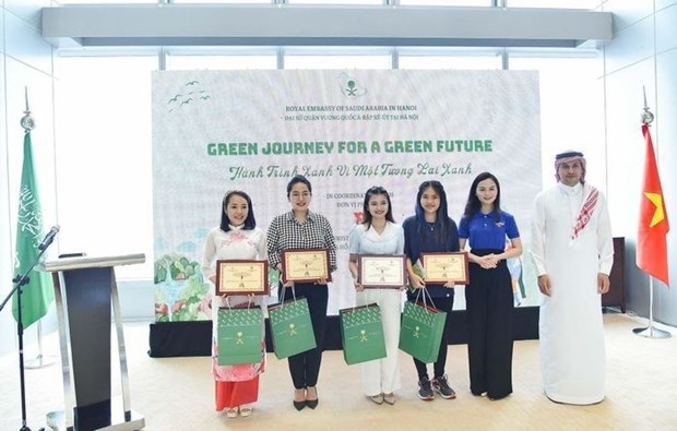 Winners of the ‘Green Journey for A Green Future’ competition are awarded at a ceremony held in Hanoi on June 6 (Photo: the Embassy of Saudi Arabia in Vietnam)