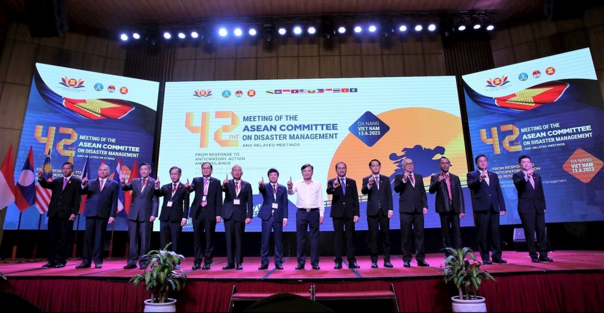 Delegates attending the 42nd meeting of the ASEAN Committee on Disaster Management (ACDM) pose for a group photo at the opening ceremony on June 13. (Photo: hanoimoi.com.vn)