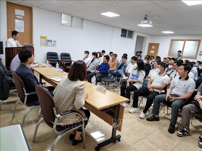 Vietnamese workers in Changwon city of Gyeongsangnam province, the Republic of Korea (RoK) are updated on local laws (Photo:VNA)