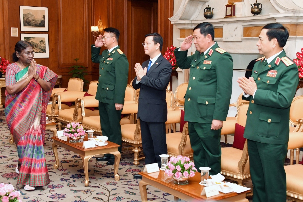 Minister of National Defence General Phan Van Giang and his delegation pay a courtesy visit to Indian President Droupali Murmu.