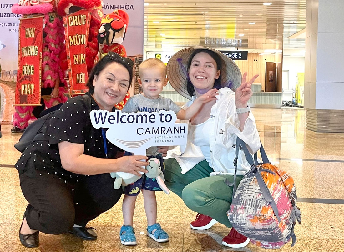 Khanh Hoa welcomes visitors on first charter flight from Uzbekistan. (Photo: Thesaigontimes.vn)