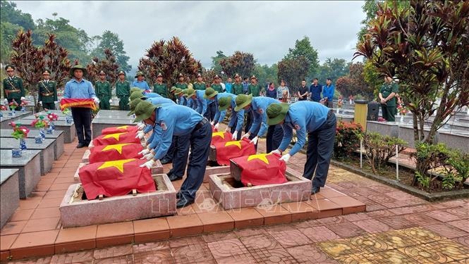 The remains of 12 Vietnamese soldiers and experts sacrificing in Cambodia and Laos have been reburied in Kon Tum.