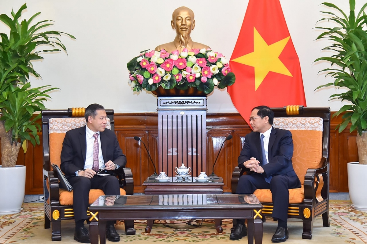 Vietnamese Minister of Foreign Affairs Bui Thanh Son (R) receives Deputy Permanent Secretary for Foreign Affairs of Thailand, Sarun Charoensuwan.