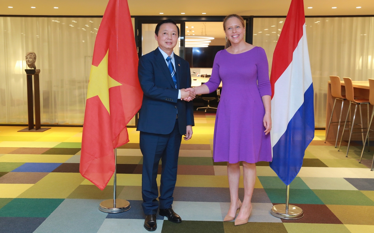 Dutch Deputy Prime Minister Carola Schouten (R) welcomes Vietnamese Deputy Prime Minister Tran Hong Ha in The Hague on June 26 ahead of their talks. (Photo: VGP)