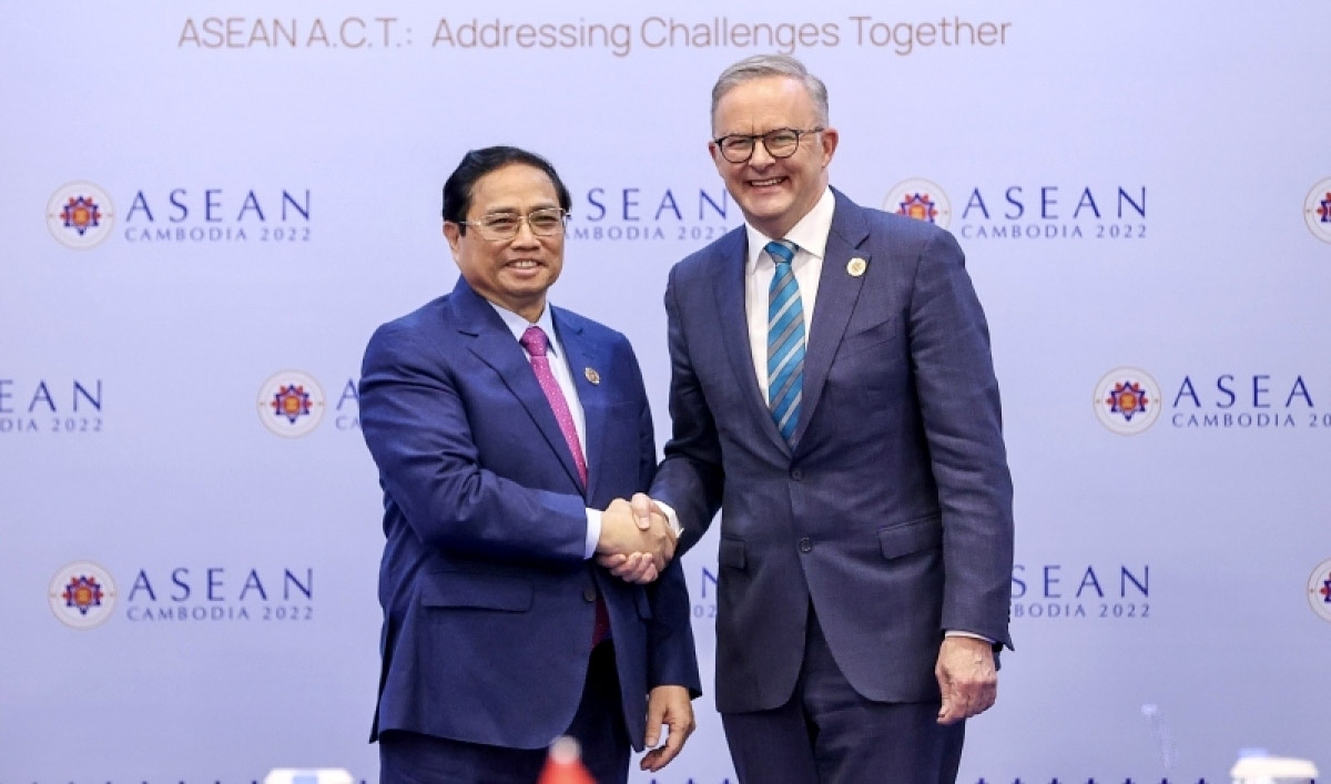 Vietnamese Prime Minister Pham Minh Chinh (L) meets with Australian Prime Minister Anthony Albanese on the sidelines of the 40th ASEAN Summit in Cambodia.