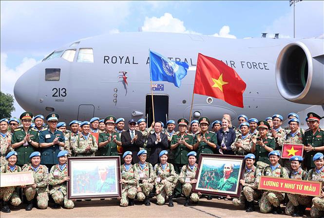 President Vo Van Thuong and members of new teams to UN peacekeeping missions at Tan Son Nhat Airport in Ho Chi minh City on June 29. (Photo: VNA)