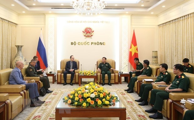 Deputy Defence Minister Hoang Xuan Chien meets with the Russian Ambassador to Vietnam Ambassador Gennady Stepanovich Bezdetko  (Photo: VNA)