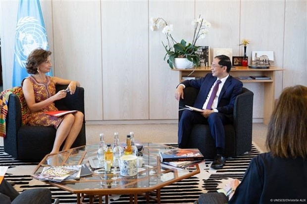 Foreign Minister Bui Thanh Son (R) and UNESCO Director-General Audrey Azoulay 
(Photo: VNA)