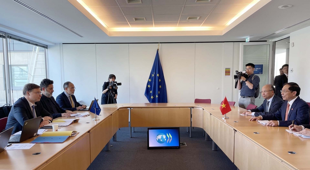 Foreign Minister Bui Thanh Son and EC Vice President Valdis Dombrovskis, during their working session on the sidelines of the OECD Ministerial Council Meeting 2023 in Paris, France. (Photo: VNA)