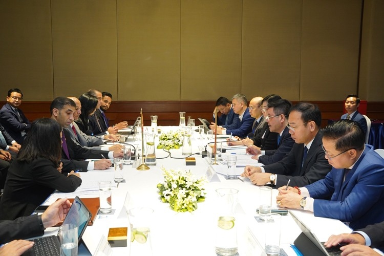 An overview of the talks in hanoi on June 5 between Vietnamese Minister of Industry and Trade Nguyen Hong Dien and UAE Minister of State for Foreign Trade Thani bin Ahmed Al Zeyoudi. (Photo: congthuong.vn)