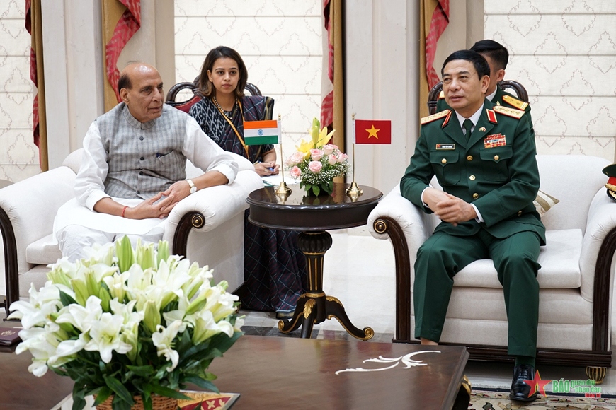 Indian Defense Minister Rajnath Singh L) receives Vietnamese Defense Minister Phan Van Giang in New Delhi ahead of their talks on June 19. (Photo: qdnd.vn)