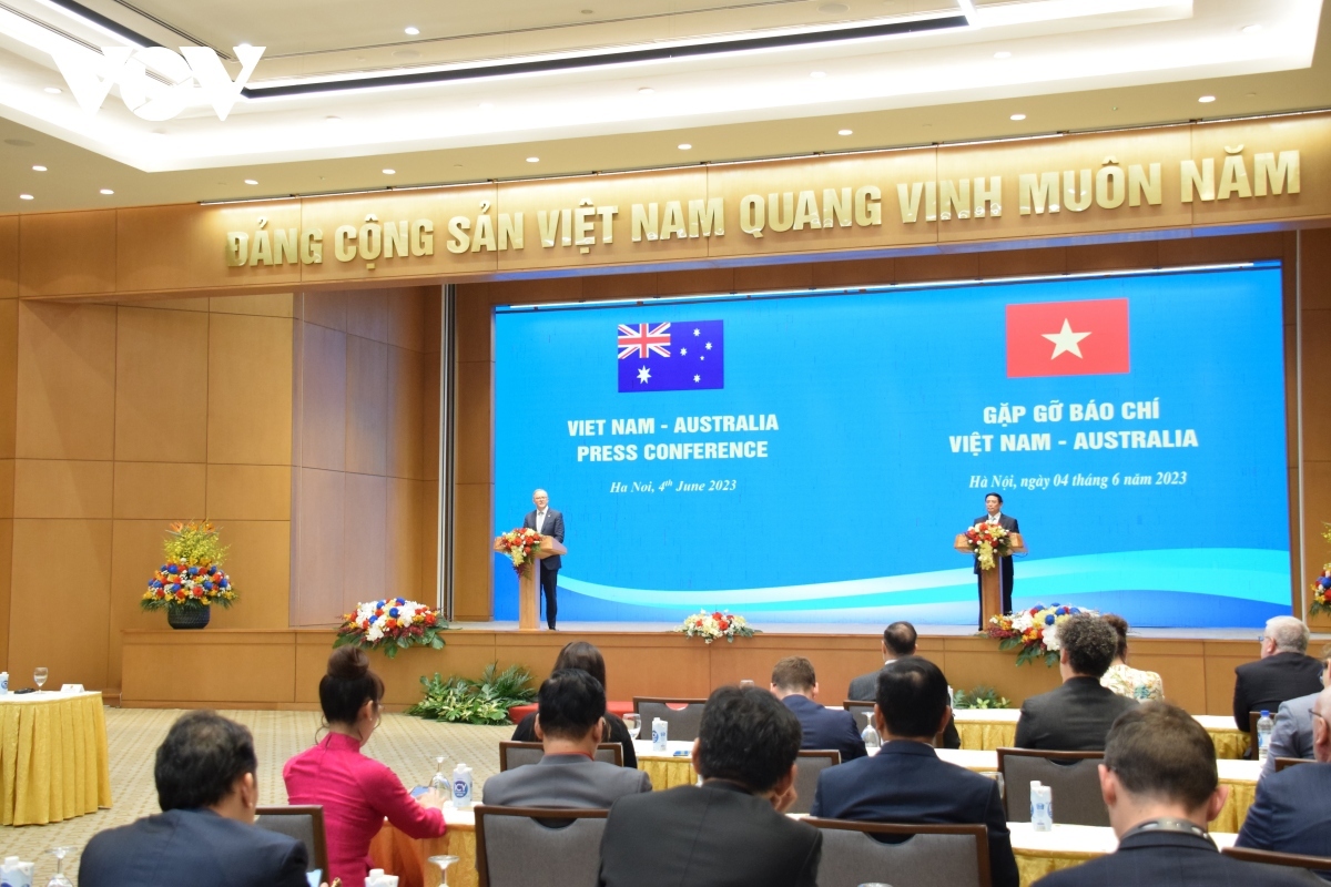 Prime Minister Pham Minh Chinh and his Australian counterpart Anthony Albanese co-chair a press briefing on the outcomes of their talks.