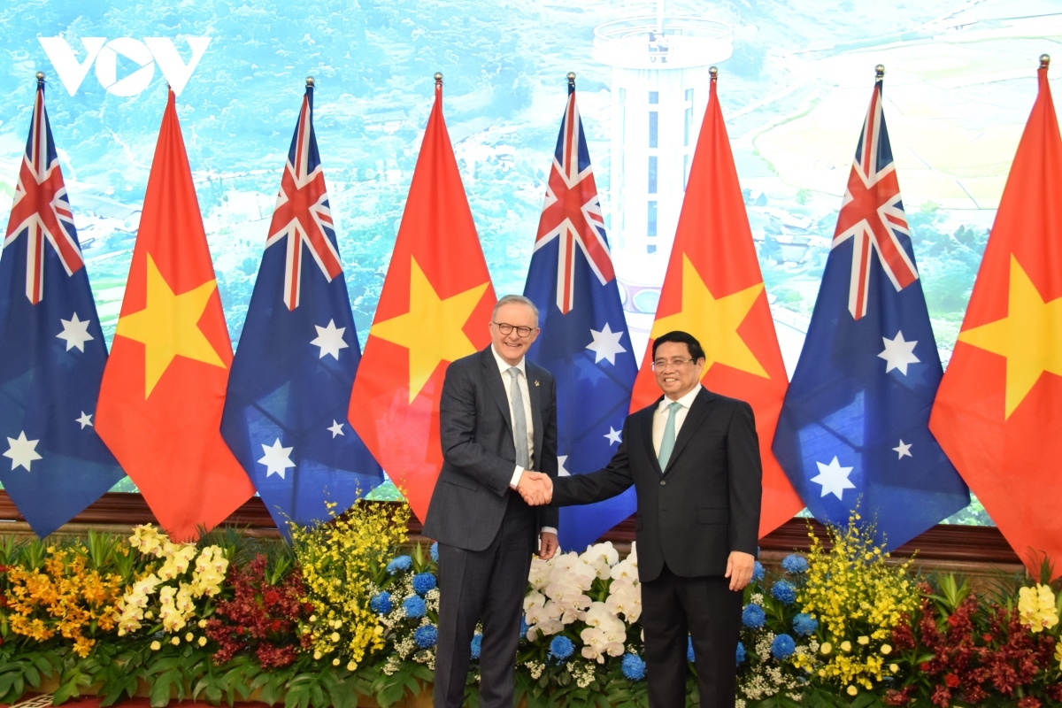 Prime Minister Pham Minh Chinh (R) welcomes his Australian counterpart Anthony Albanese.