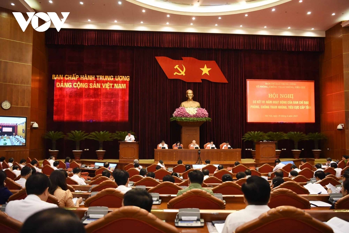 Party General Secretary Nguyen Phu Trong presides over a conference to review one year of corruption prevention in cities and provinces across Vietnam, in Hanoi on June 19.