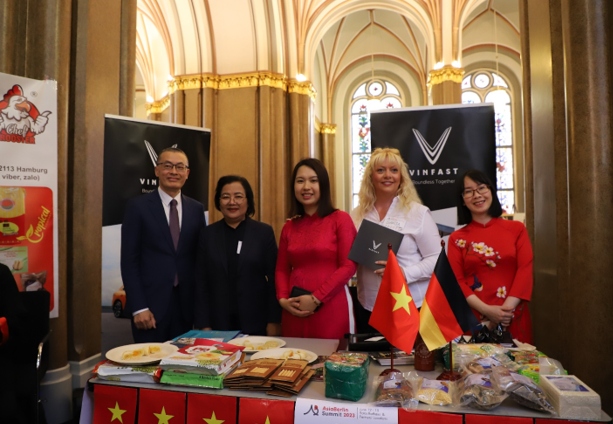 Vietnamese Ambassador to Germany Vu Quang Minh (1st from left) and Cambodian Ambassador to Germany Savny Phen (2nd from left) at at a stall run by the Vietnam Embassy at the AsiaBerlin Summit 2023