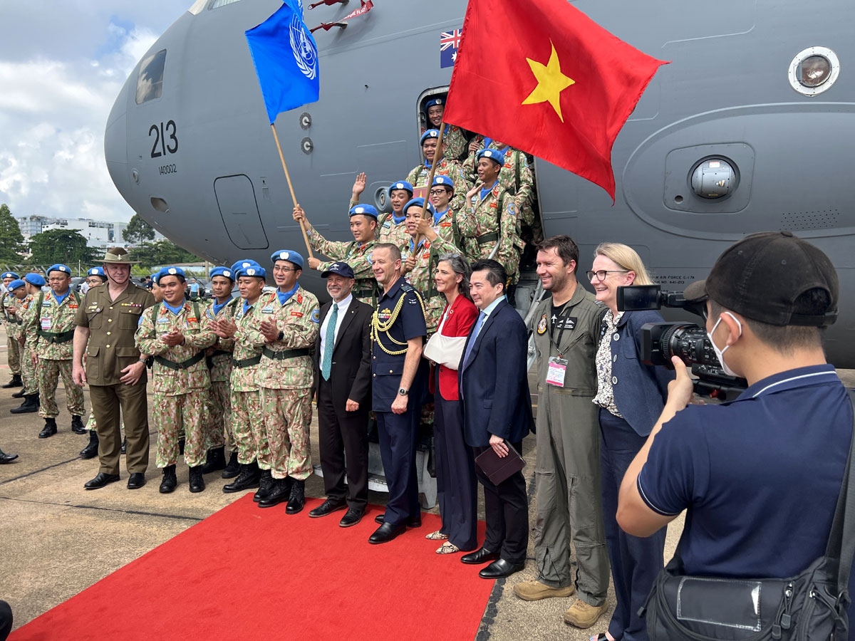 Australian Ambassador to Vietnam, Andrew Goledzinowski (wearing cap), Australian Defence Attaché to Vietnam Mick Jansen and Australian Consul General Sarah Hooper farewell Vietnamese peacekeepers at Tan Son Nhat airport on June 29. (Photo: Australian Embassy)