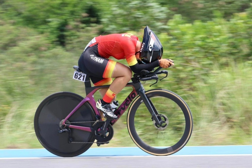 Young cyclist Nguyen Thi Be Hong secures a gold medal at Asian cycling championship (Photo: VCF)