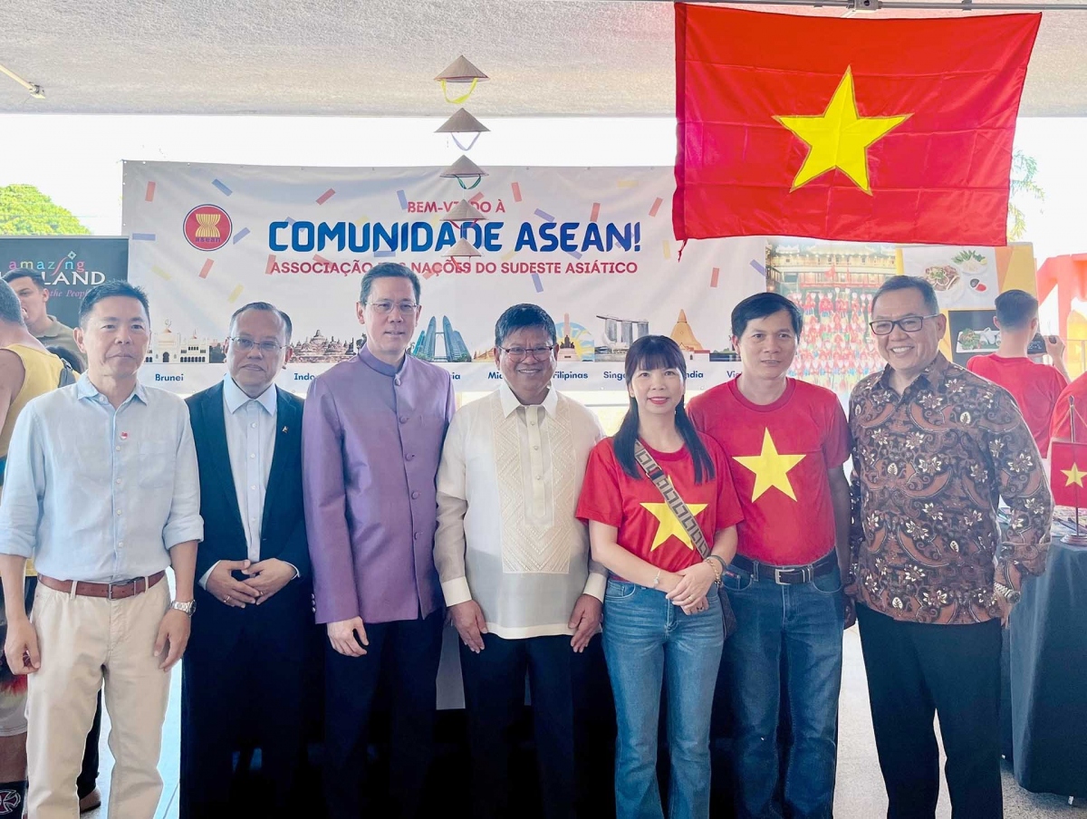 Organized by the Diplomatic Spouses Association, the bazaar has drawn the participation of more than 40 embassies from Europe, Asia, Africa, and the Middle East. Photographed is ASEAN ambassadors posing for a group photo at the event.