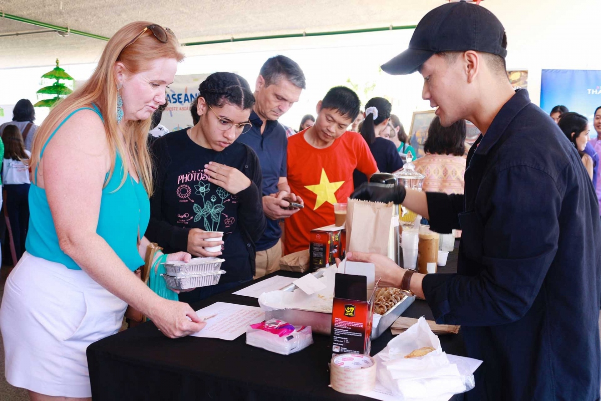 The bazaar aims to raise funds for four charitable organisations that support the homeless and impoverished women in Brasilia. This year it has received around 3,000 visitors, including many from other South American countries.