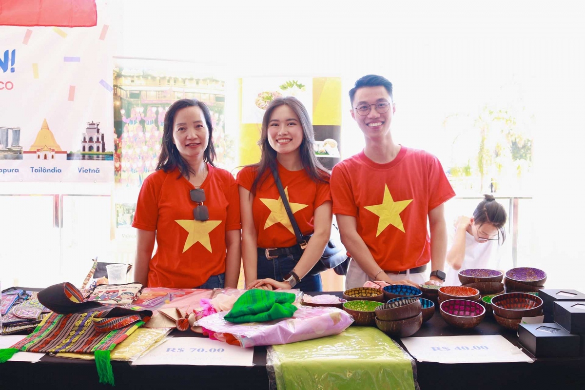 The Vietnamese Embassy in Brazil sets up two booths displaying the country’s typical cuisine and traditional handicraft products.